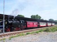 Zug 8951 mit Lok 99 6001 steht am Bahnsteig im Bahnhof Quedlinburg.