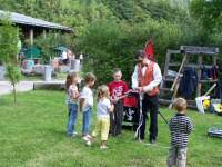 Der Zauberer zeigt den Kindern einige Zaubertricks.