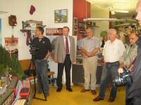 HSB-Geschftsfhrer Herr Wagener (2. v. l.) und der Leiter der Modellbahngruppe des FKS, Lutz Barthel (4. v. l.) haben per Knopfdruck die Anlage in Betrieb genommen.