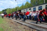 Die Frauenmannschaft der Biker-Ladys schleppt die Dampflok ins Ziel.