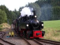 Einfahrt des Planzuges N 8964 (Eisfelder Talmühle – Quedlinburg) der HSB mit Vorspannlok Lok Nr. 105 (Museumsbahn Blony – Champy / Schweiz) und Lok 99 6001 der HSB in den Bahnhof Stiege (12.08.2012)