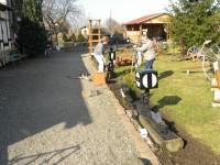 Beim „Frühjahrsputz“ wurden die Blumenbeete gepflegt. 