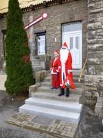 Vereinsfreund Yves Trolldenier und Sohn Pascal als Nikolaus vor dem Vereinsheim in Gernrode