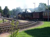 Lok 99 7240 rangiert im Bahnhof Gernrode mit der defekten Malletlok 99 5906 und deren Wagenzug.