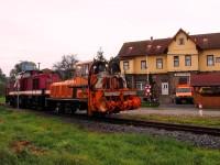 Der Arbeitszug mit der Schneefräse verlässt den Bahnhof Gernrode in Richtung Quedlinburg.