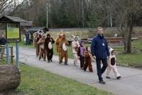 Einmarsch der Osterhasen zum großen Osterhasentauziehen