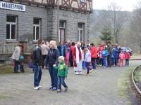 Pflegekinder, Pflegeeltern und Pflegegroßeltern warten im Bahnhof Mägdesprung auf den Zug nach Alexisbad.