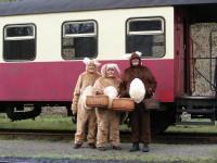 Mit dem Zug kamen drei Osterhasen.