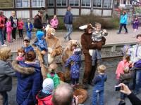 Im Bahnhof Alexisbad ließen sich einige Kinder mit den Osterhasen fotografieren.