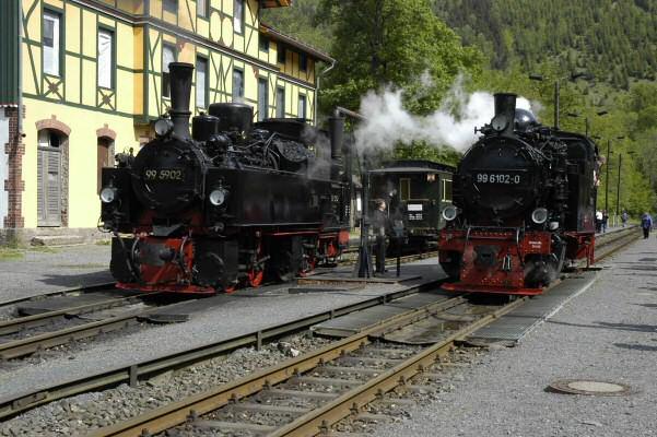 Loks 99&nbsp;5902 und 99&nbsp;6102 im Bf Eisfelder Talm&uuml;hle