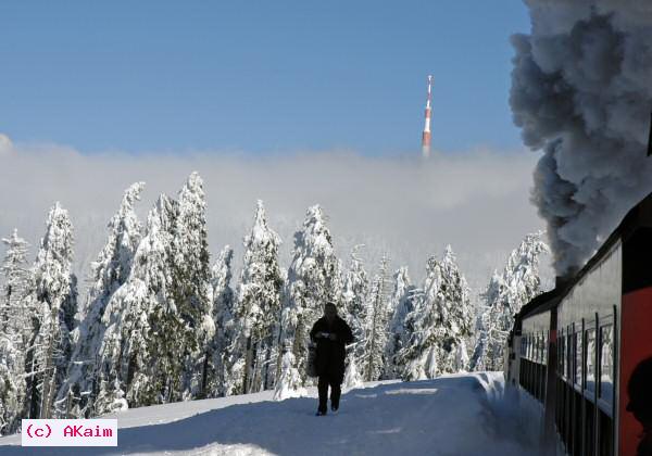 Fernsehturnantenne &uuml;ber den Wolken